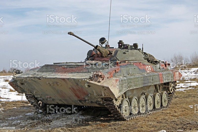 Xe chien dau bo binh BMP-2 cua Ukraine bi dinh min “nha trong”