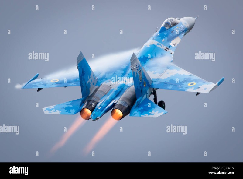 Phi cong tiem kich Rafale Phap khong cat duoi duoc Su-27 Nga-Hinh-8