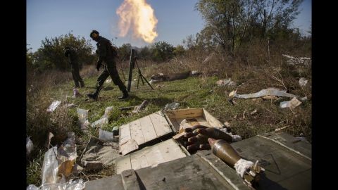 Ukraine phao kich vao Donbass, quan ly khai danh tra quyet liet-Hinh-4