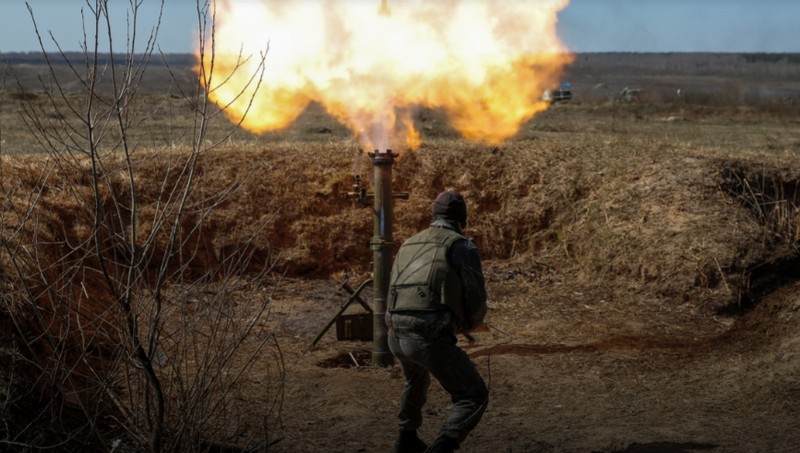 Ukraine phao kich vao Donbass, quan ly khai danh tra quyet liet