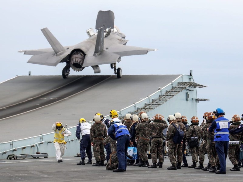 Tiem kich MiG-31 vo bo nhao, tau san bay Anh 