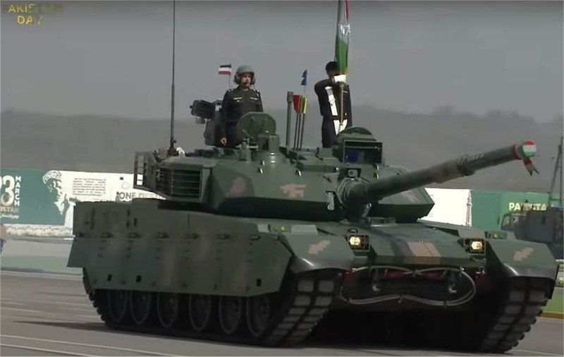 Khi Pakistan co xe tang VT-4, An Do tra loi bang T-90 va MK-1A