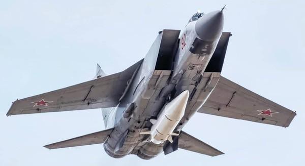 Nga - Ukraine ha nhiet, MiG-31K trien khai o Syria, F-22 cho san-Hinh-14