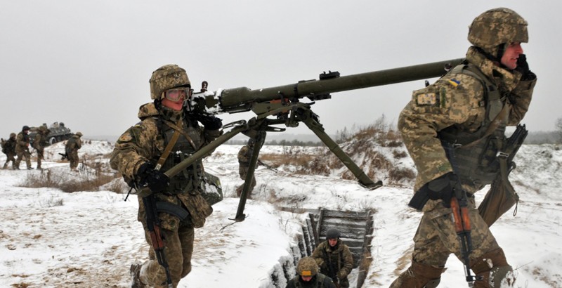 Chien su bat dau, xe tang Ukraine choc thung phong tuyen phia tay Donetsk?-Hinh-11