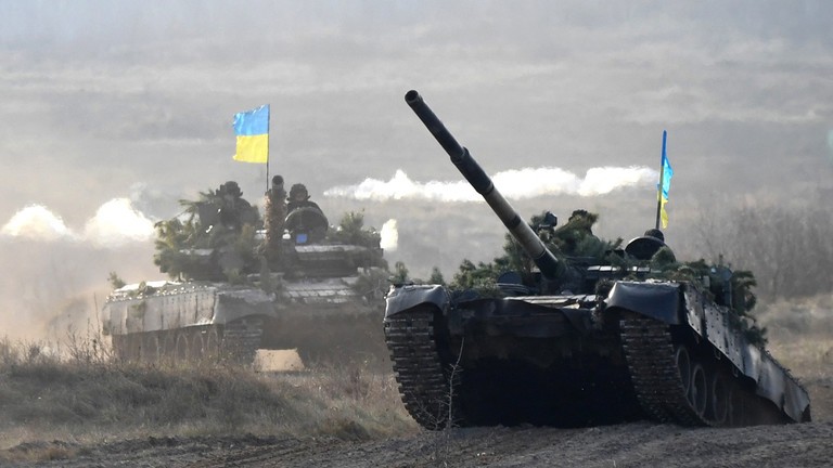 Chien su bat dau, xe tang Ukraine choc thung phong tuyen phia tay Donetsk?-Hinh-2