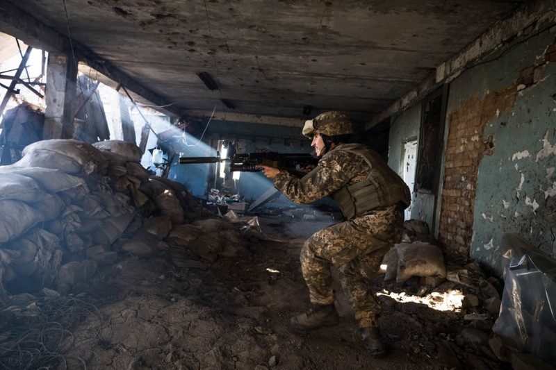Chien su bat dau, xe tang Ukraine choc thung phong tuyen phia tay Donetsk?-Hinh-4