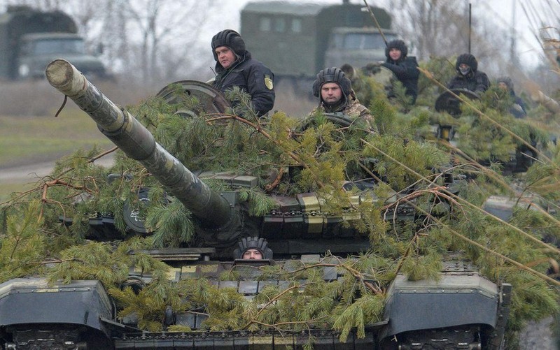 Chien su bat dau, xe tang Ukraine choc thung phong tuyen phia tay Donetsk?-Hinh-9