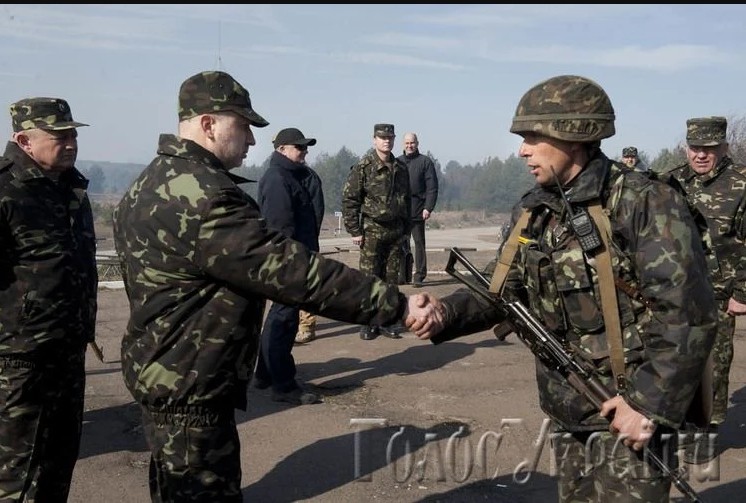 Binh si Tieu doan Azov co gang thoat khoi vong vay chao lua Mariupol-Hinh-13