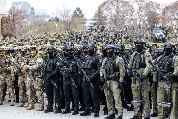 Chien binh Chechnya chiem toa nha chinh quyen o Mariupol-Hinh-10