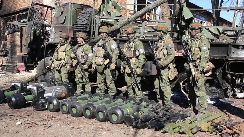 “Co van” NATO dang bi bao vay o chao lua Mariupol?