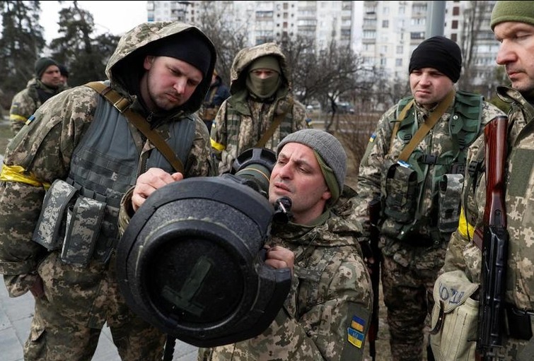Tran Donbass bat dau, Nga chu dong tan cong, quan Ukraine rut lui-Hinh-13