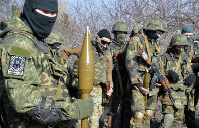 3.000 quan Ukraine dau hang quan Nga, san sau Ukraine boc chay-Hinh-4