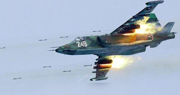 Su-25 cua Ukraine xuat kich doi dau khong quan Nga!