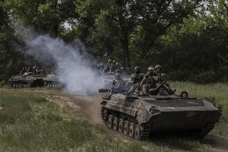 Tong thong Ukraine thua nhan: Tinh hinh Donbass dao nguoc trong 24 gio-Hinh-13
