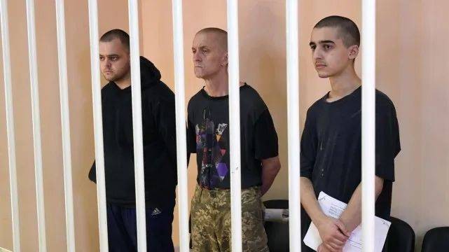 Thu linh Donetsk: Chuan bi xu tu 3 linh danh thue nuoc ngoai