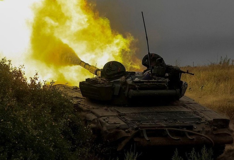 Xe tang T-64 tai Ukraine ban trung muc tieu tu khoang cach 10km ?-Hinh-13