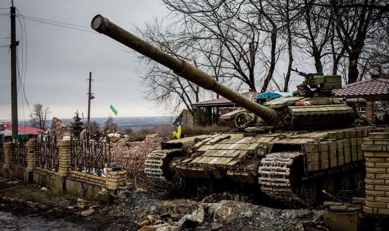Xe tang T-64 tai Ukraine ban trung muc tieu tu khoang cach 10km ?-Hinh-15