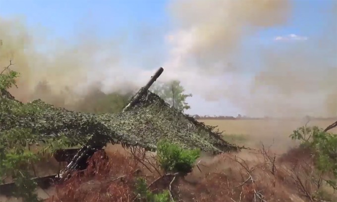 Xe tang T-64 tai Ukraine ban trung muc tieu tu khoang cach 10km ?-Hinh-3