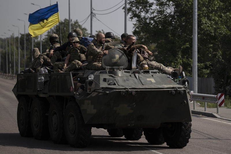 Xe tang T-64 tai Ukraine ban trung muc tieu tu khoang cach 10km ?-Hinh-5