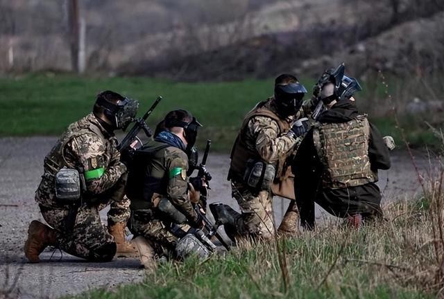 Ukraine tuyen bo vuot song Dnepr, NATO than trong khi Nga roi Kherson-Hinh-2