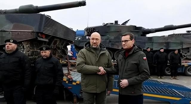 Xe tang Leopard-2 den Bakhmut, quan Nga rao riet 