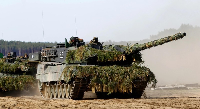 Xe tang Leopard-2 den Bakhmut, quan Nga rao riet 