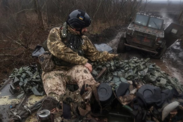 Giua luc bi Bakhmut bi bao vay, tin xau lai toi voi Ukraine-Hinh-12