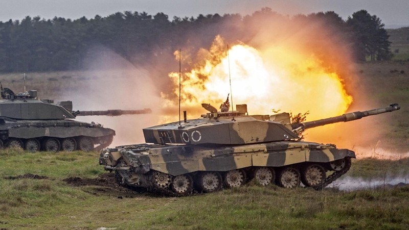 Chien truong Ukraine: Xe tang Challenger-2 se som doi dau T-90?-Hinh-10