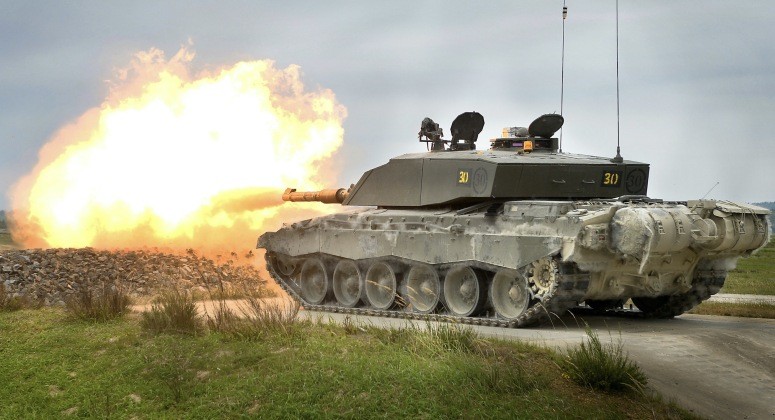 Chien truong Ukraine: Xe tang Challenger-2 se som doi dau T-90?-Hinh-12