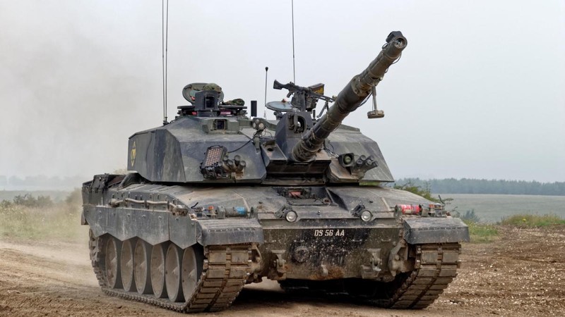Chien truong Ukraine: Xe tang Challenger-2 se som doi dau T-90?-Hinh-14