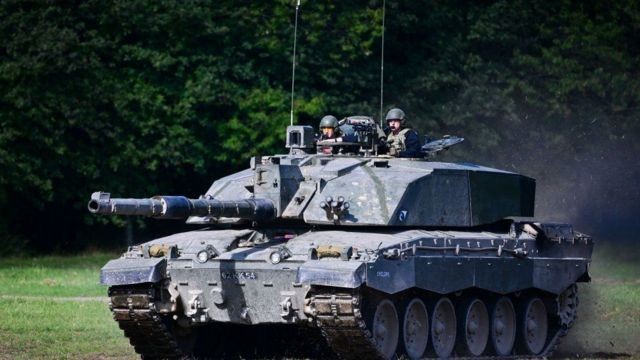 Chien truong Ukraine: Xe tang Challenger-2 se som doi dau T-90?-Hinh-5