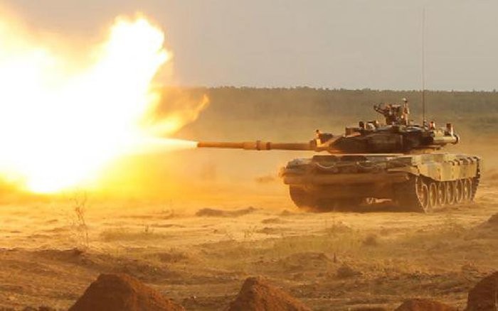 Chien truong Ukraine: Xe tang Challenger-2 se som doi dau T-90?-Hinh-9