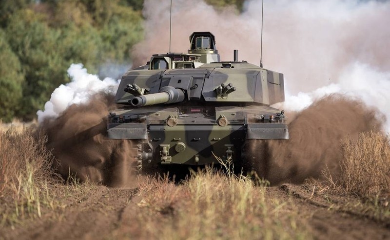 Chien truong Ukraine: Xe tang Challenger-2 se som doi dau T-90?
