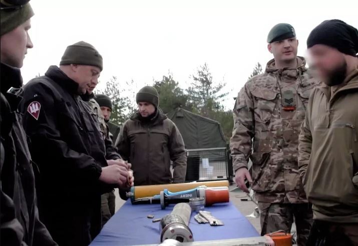 Ukraine deo cho Leopard-2 mot dong “gach” de chong dan xuyen giap-Hinh-11