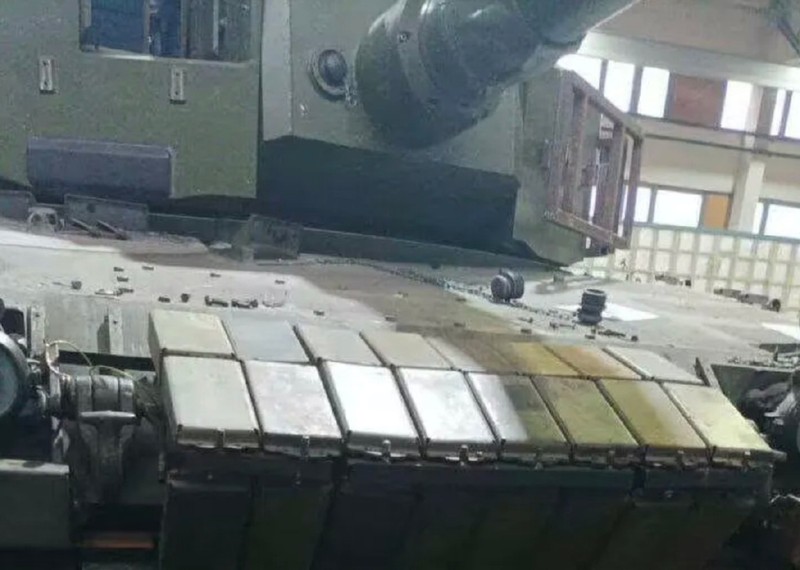 Ukraine deo cho Leopard-2 mot dong “gach” de chong dan xuyen giap-Hinh-12