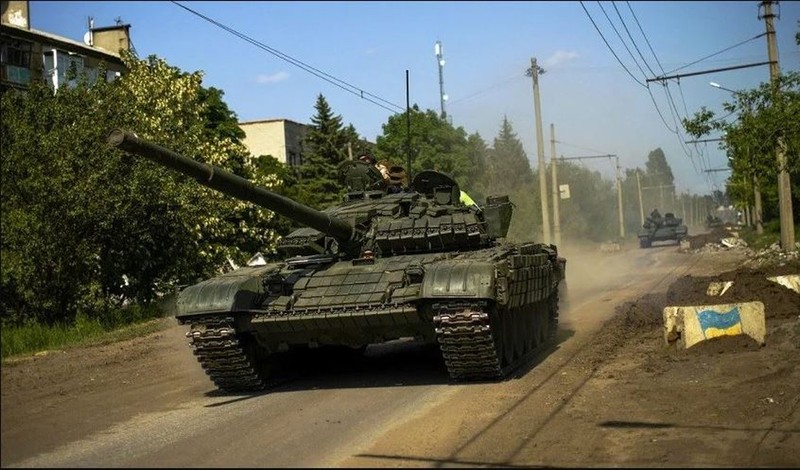 Ukraine deo cho Leopard-2 mot dong “gach” de chong dan xuyen giap-Hinh-2