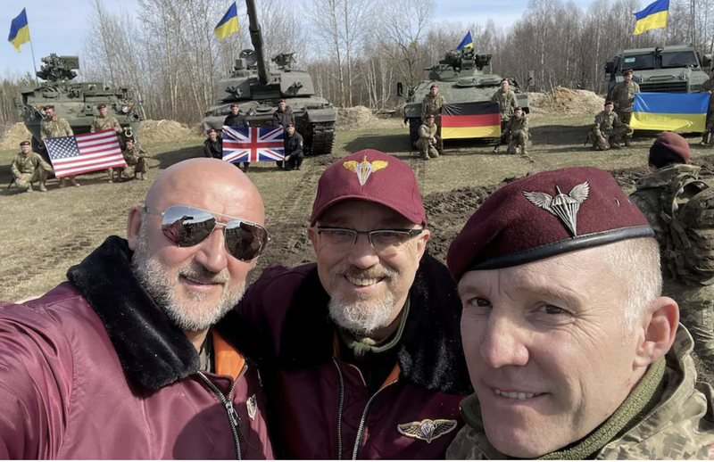 Ukraine deo cho Leopard-2 mot dong “gach” de chong dan xuyen giap