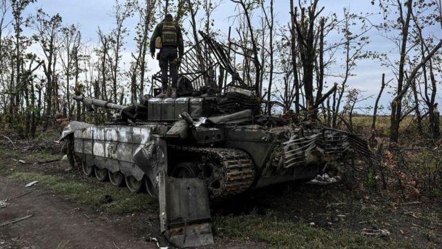 Xe tang T-72M1 dau tien bi pha huy tren chien truong Ukraine-Hinh-12