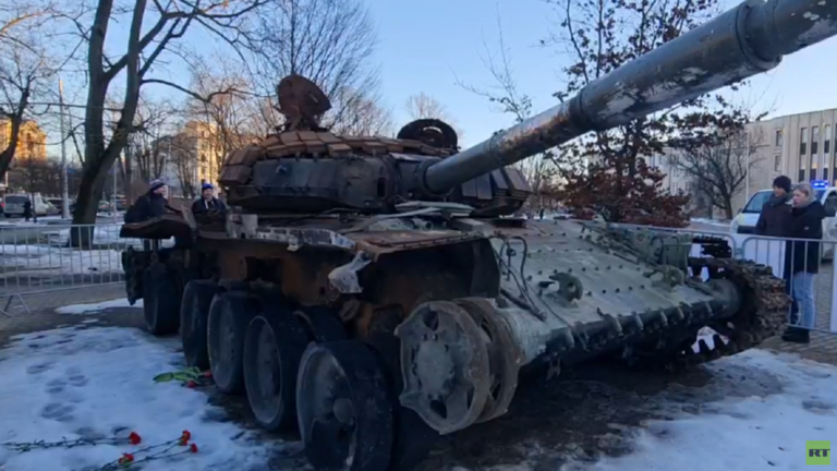 Xe tang T-72M1 dau tien bi pha huy tren chien truong Ukraine-Hinh-6