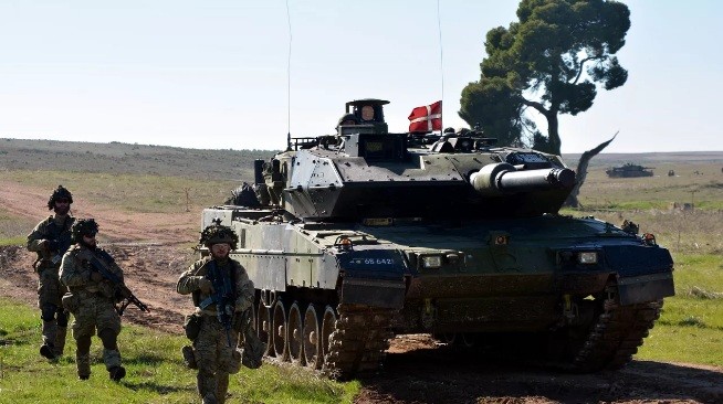 Xe tang T-72M1 dau tien bi pha huy tren chien truong Ukraine-Hinh-7