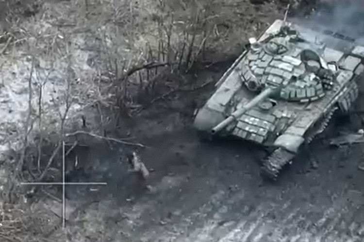 Xe tang T-72M1 dau tien bi pha huy tren chien truong Ukraine-Hinh-8