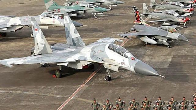 Dung canh Su-30, tiem kich F-16 cua My chi nhu 