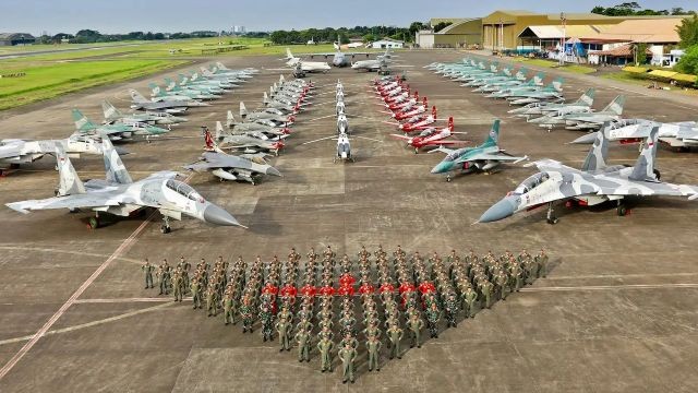 Dung canh Su-30, tiem kich F-16 cua My chi nhu 