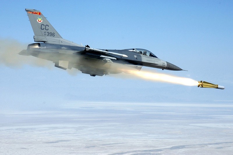 Chien tich “lay lung” cua F-16, tung cuu mang 52 linh dac nhiem Anh-Hinh-15