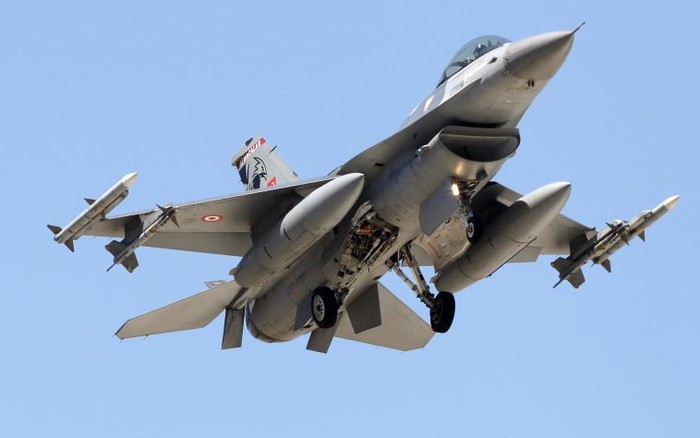 Chien tich “lay lung” cua F-16, tung cuu mang 52 linh dac nhiem Anh-Hinh-17