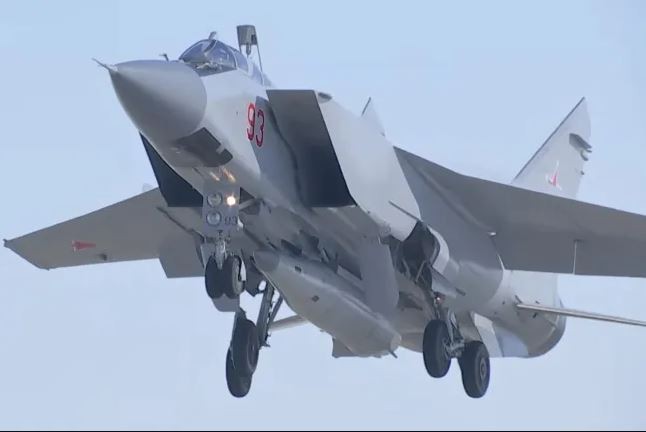 Cap bai trung “sat thu” MiG-31K va ten lua Kinzhal cua Nga-Hinh-15