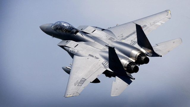 Chien dau co hang nang F-15EH co the mang “sieu bom” xuyen GBU-57?