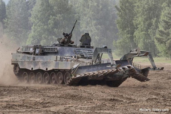 Xe pha min Leopard-2R Phan Lan vien tro cho Ukraine 