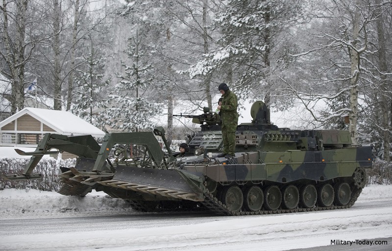 Xe pha min Leopard-2R Phan Lan vien tro cho Ukraine 