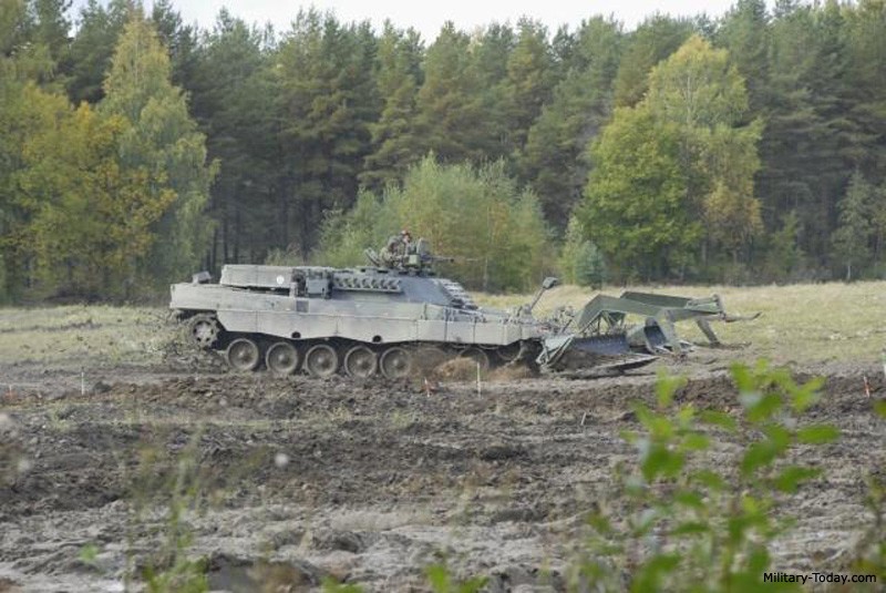 Xe pha min Leopard-2R Phan Lan vien tro cho Ukraine 